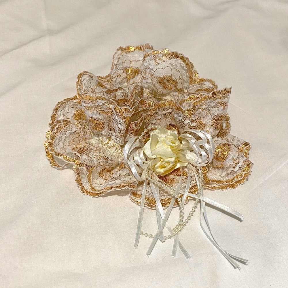 Beautiful, Elegant Gold and Cream Lace Garter